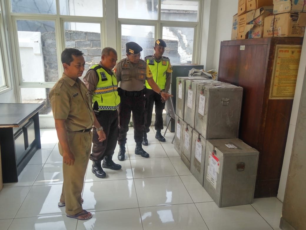 Polsek Asemrowo Kawal Pendistribusian Logistik Pilgub