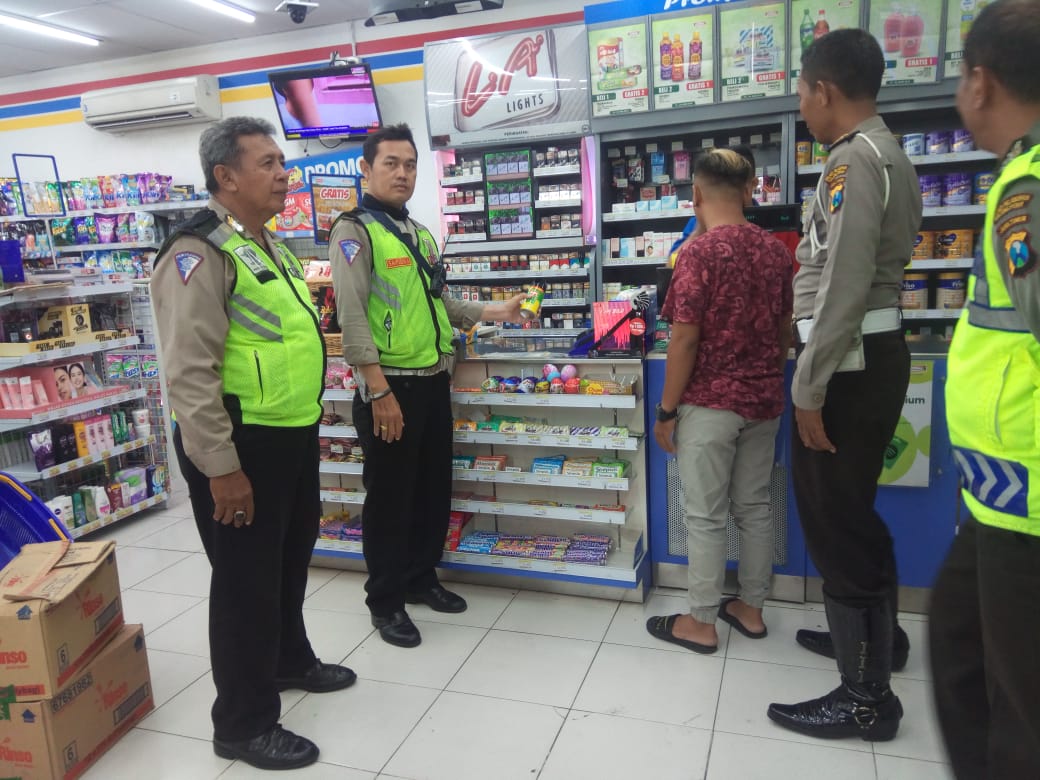 Polsek Asemrowo Gelar Patroli Malam di Mini Market, Sampaikan Himbauan Waspada Uang Palsu