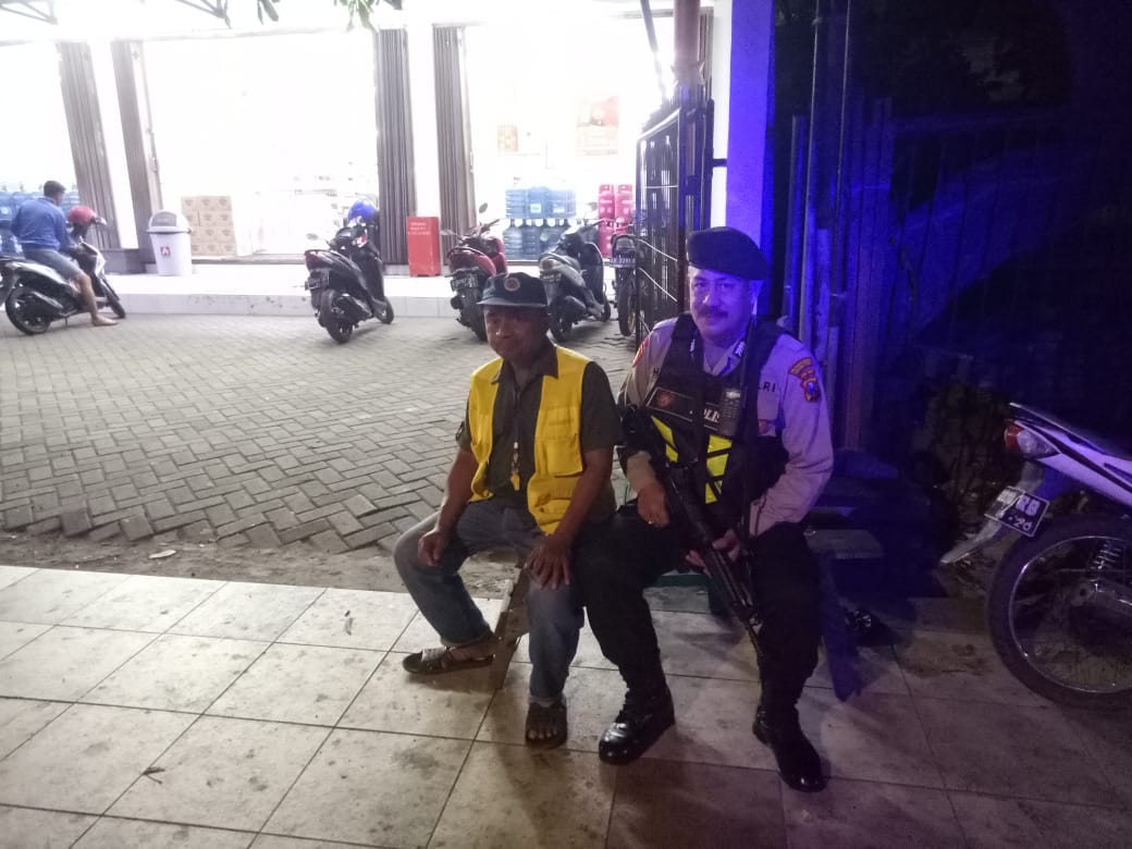 Satsabhara Polres Tanjung Perak Patroli Mini Market, Sampaikan Pesan Kamtibmas