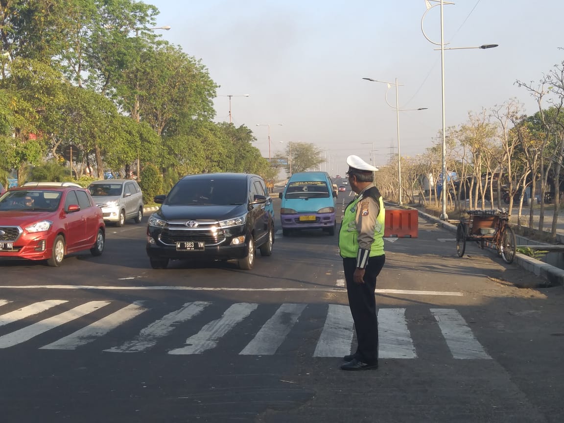 Unit Lantas Polsek Asemrowo Gelar Pengaturan Pagi, Bantu Lancarkan Keberangkatan Pekerja