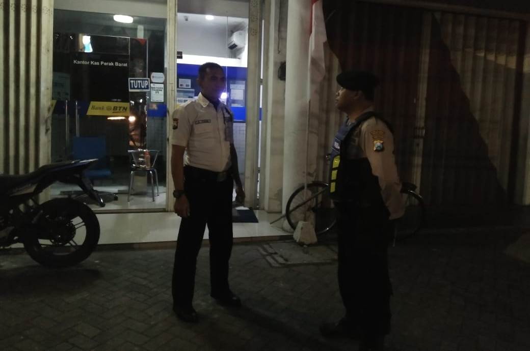 Jaga Keamanan Kantor Bank, Satsabhara Polres Tanjung Perak Lakukan Patroli Malam