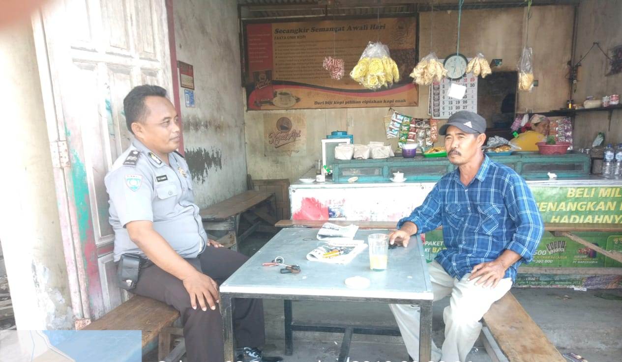 Babinkamtibmas Kedung Cowek Sambang Tomas, Titip Pesan Jaga Kerukunan