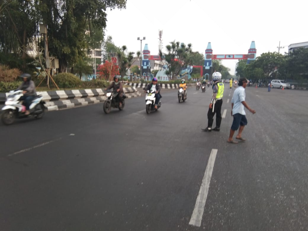 Satlantas Polres Tanjung Perak Gelar Pengaturan Pagi Bantu Keberangkatan Pekerja