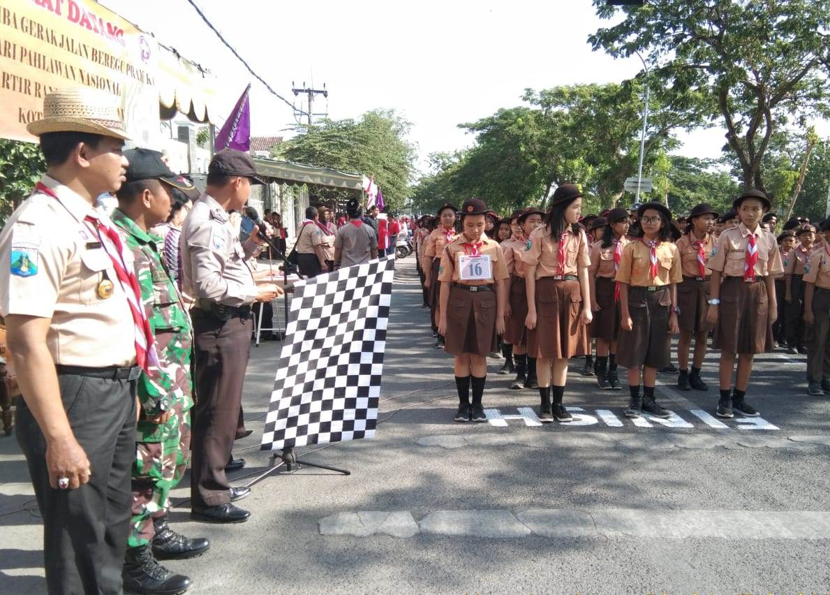 Babinkamtibmas Takal Kedinding Pam Jalan Sehat Pramuka, Peringati Hari Pahlawan