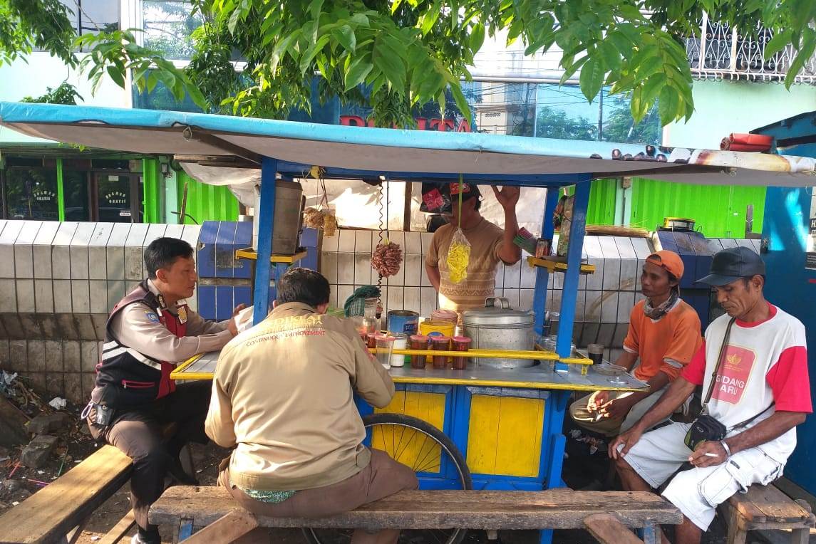 Babinkamtibmas Bongkaran, Sampaikan Pesan Waspada Curanmor Ke Pengunjung Warung