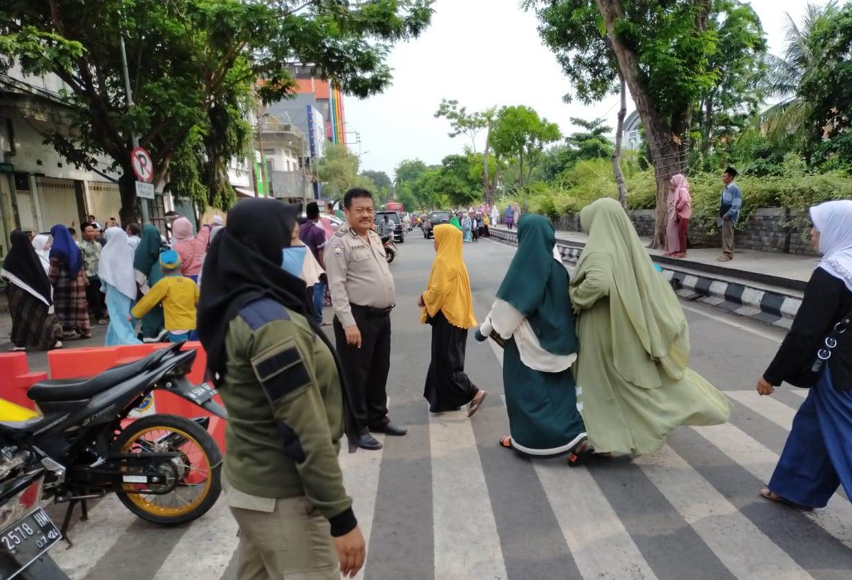 Babinkamtibmas Polsek Semampir Pam Wisatawan Religi Ampel