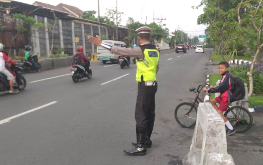 Bantu Keberangkatan Anak Sekolah, Polsek Asemrowo Gelar Pengaturan Pagi