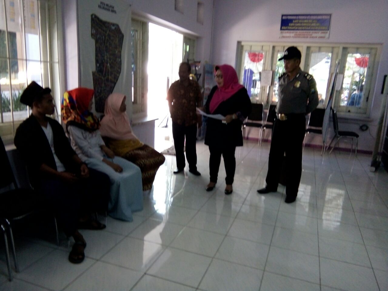 Babinkamtibmas Sidotopo Ikut Mengecek Pelayanan di Kantor Kelurahan