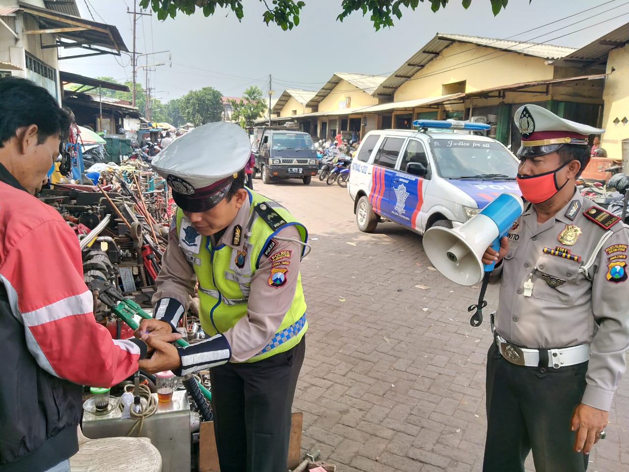 Unit Lantas Polsek Asemrowo Sosialisasikan Pencegahan Corona Ke Pedagang Pasar Loak