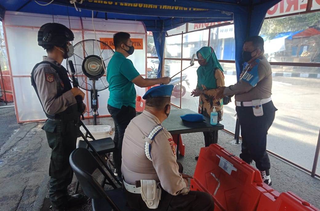 Polres Tanjung Perak Periksa Suhu Badan Tamu & Personil, Cegah Masuknya Virus Corona
