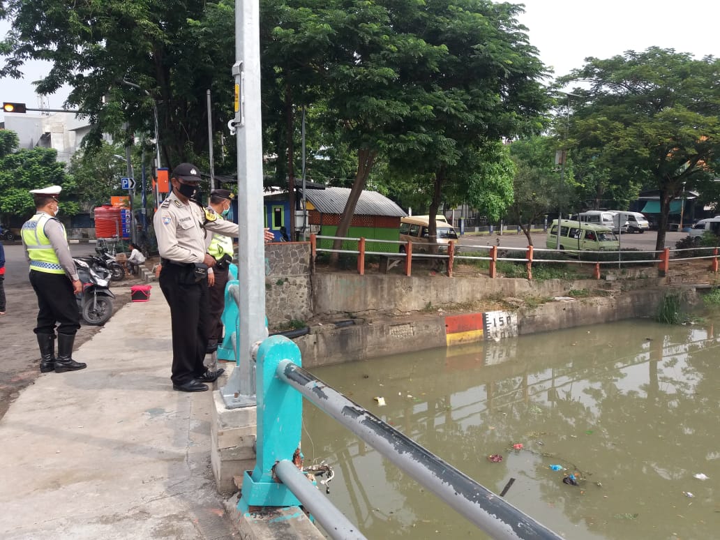 Polsek Pabean Cantikan Pantau Ketinggian Air di Sungai Kalimas, Antisipasi Potensi Banjir