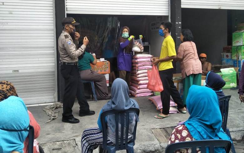 Panit Binmas Polsek Asemrowo Kawal Pengambilan Bantuan Sembako