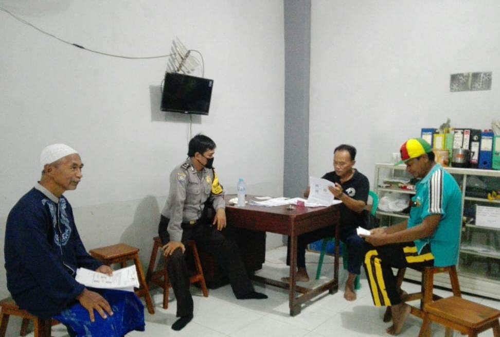 Babinkamtibmas Tambak Wedi Sampaikan Himbauan Wajib Masker