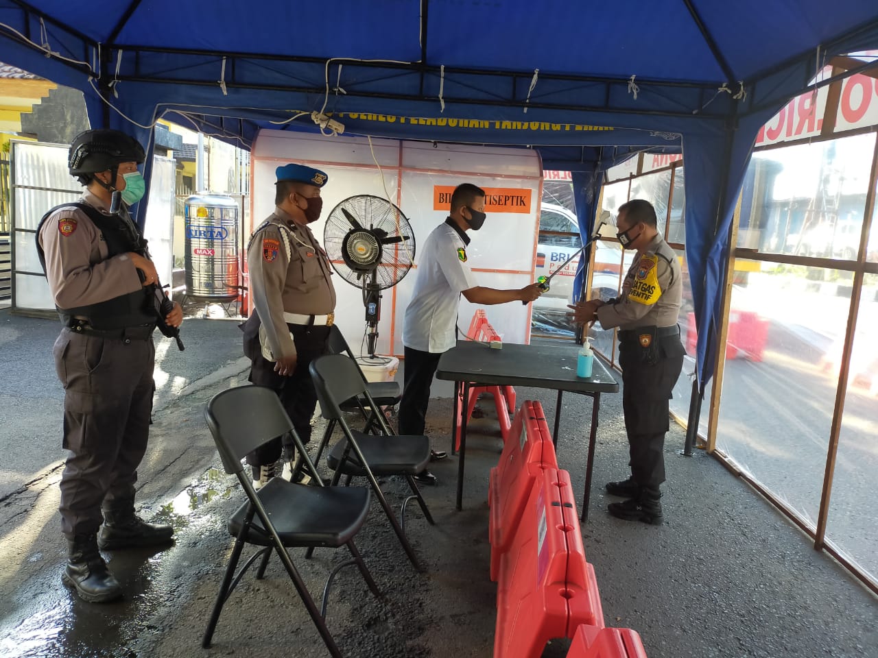Polres Tanjung Perak Lakukan Pengecekan Suhu Badan Terhadap Tamu & Personil