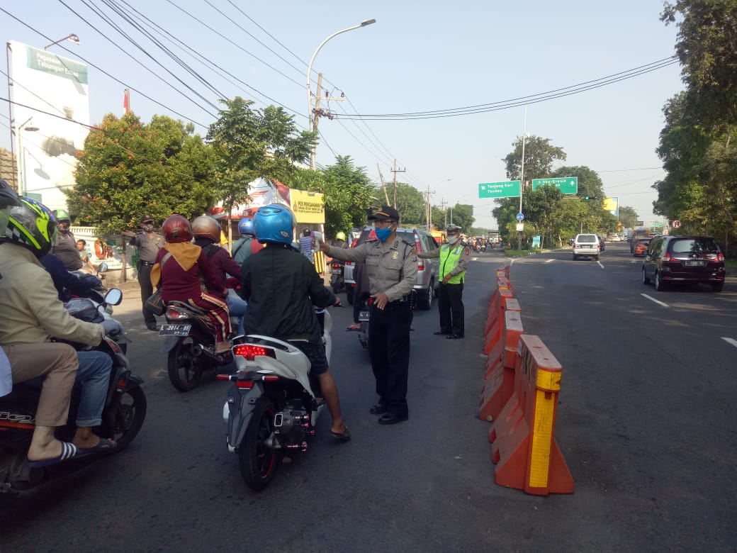 Hari Terakhir PSBB, Polsek Asemrowo Tetap Lakukan Penyekatan Kendaraan