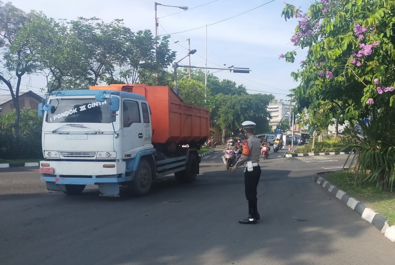 Unit Lantas Polsek Asemrowo Lakukan Pengaturan Pagi, Cegah Kemacetan