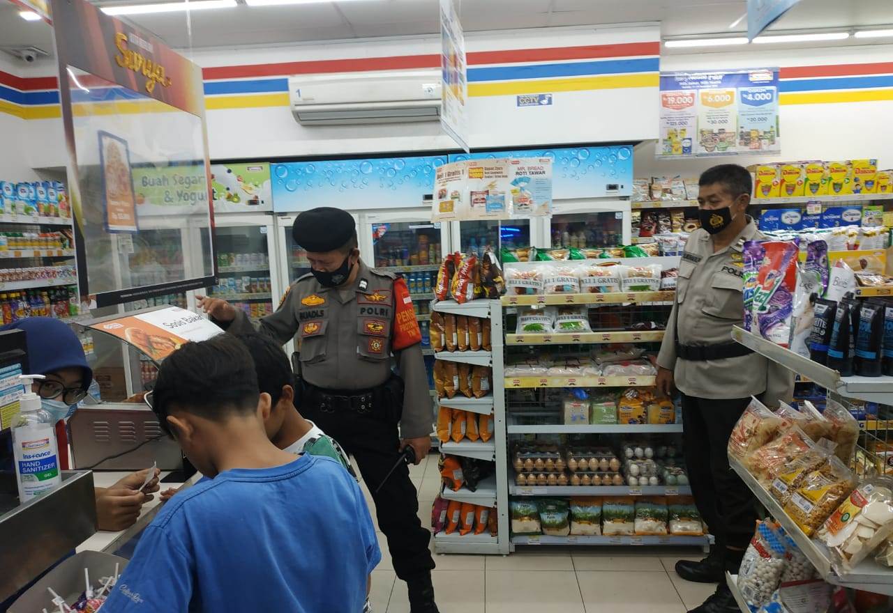 Polsek Semampir Lakukan Patroli Malam di Mini Market, Sampaikan Pesan Waspada 3C