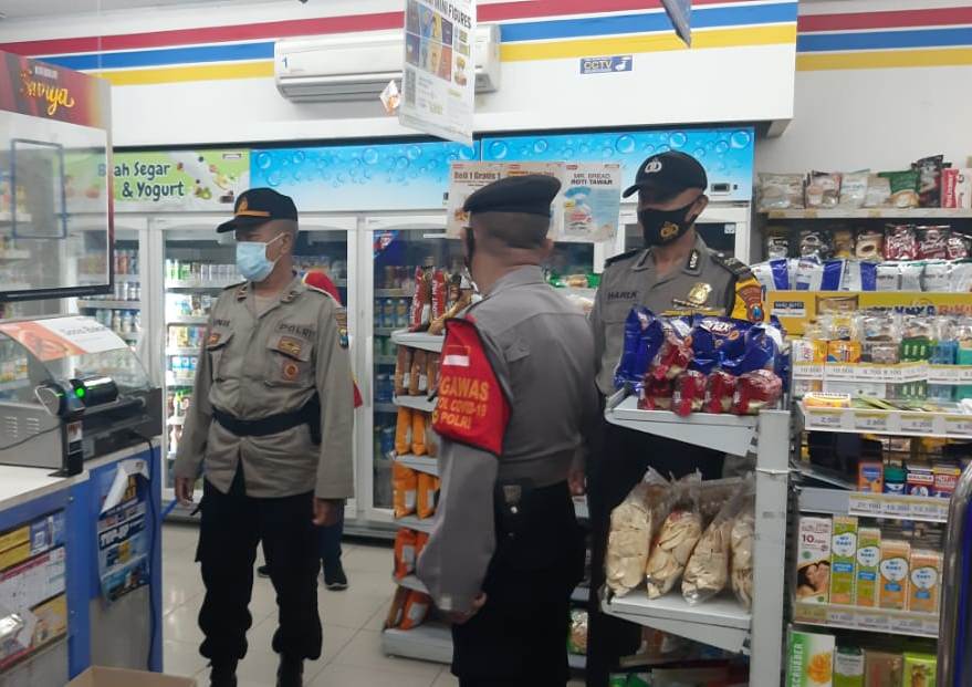 Patroli Mini Market, Personil Polsek Semampir Ingatkan Aturan Jam Malam