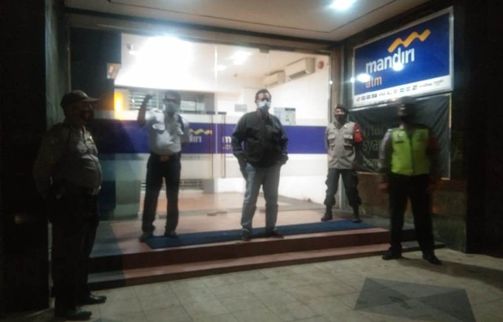 Polsek Pabean Cantikan Gelar Patroli Malam di Kantor Bank, Pantau Situasi Kamtibmas