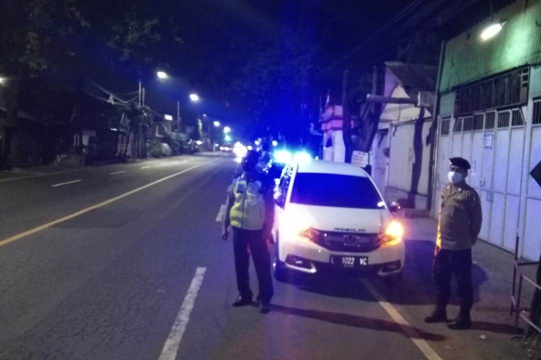Polsek Krembangan Gelar Patroli Mobile di Malam Hari, Pantau Situasi Keamanan Wilayah
