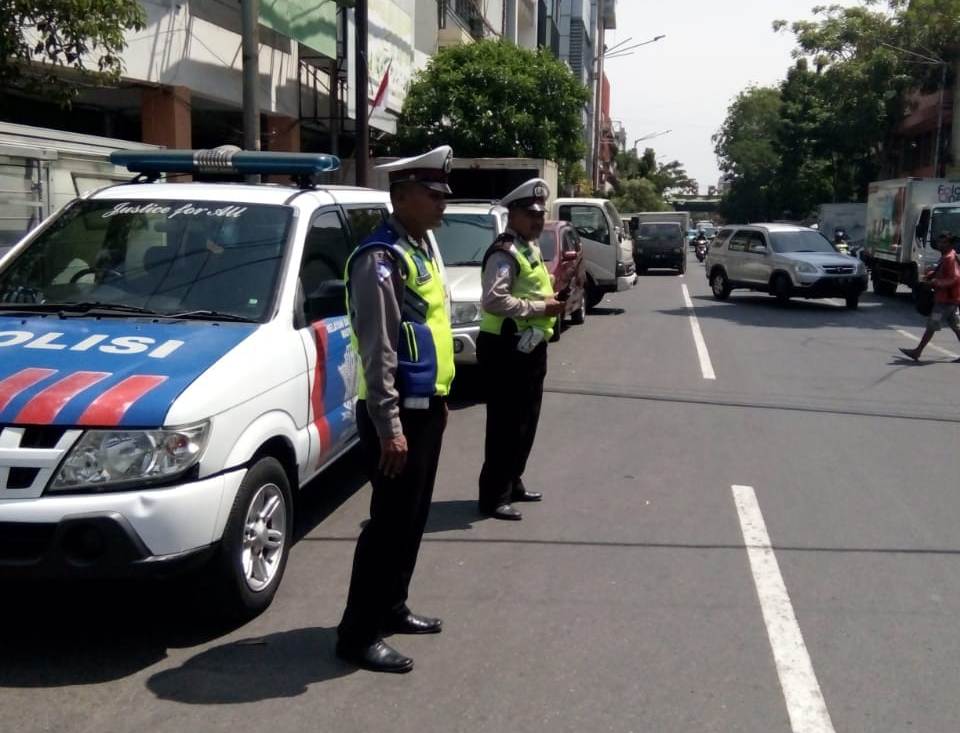 Polsek Pabean Cantikan Lakukan Pengaturan Sore di Jalan Slompretan