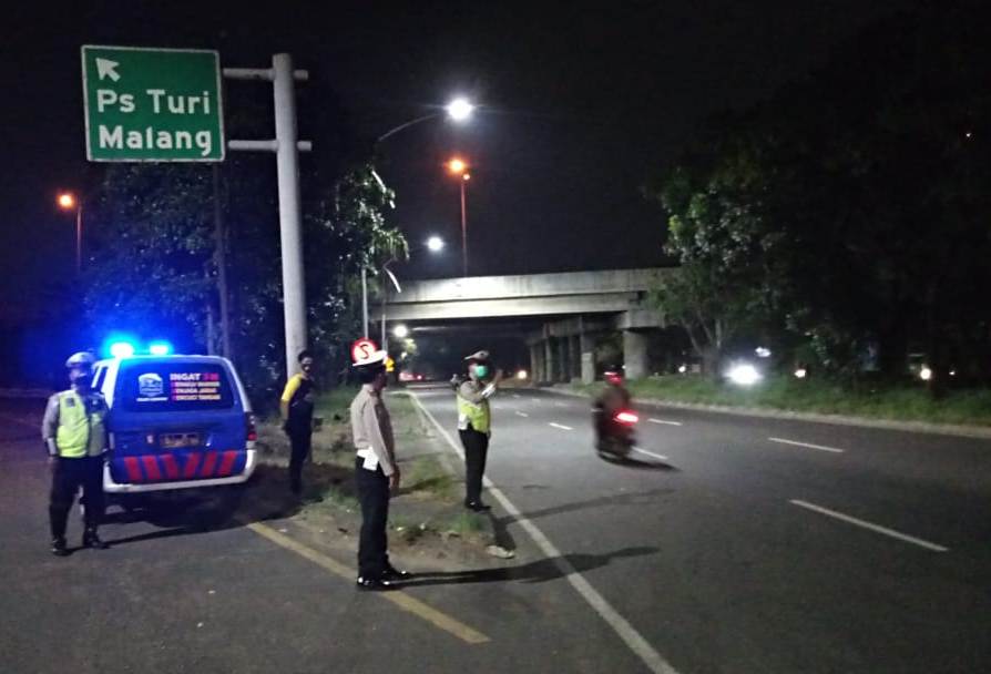 Polsek Asemrowo Gelar Patroli Mobile Untuk Ciptakan Rasa Aman