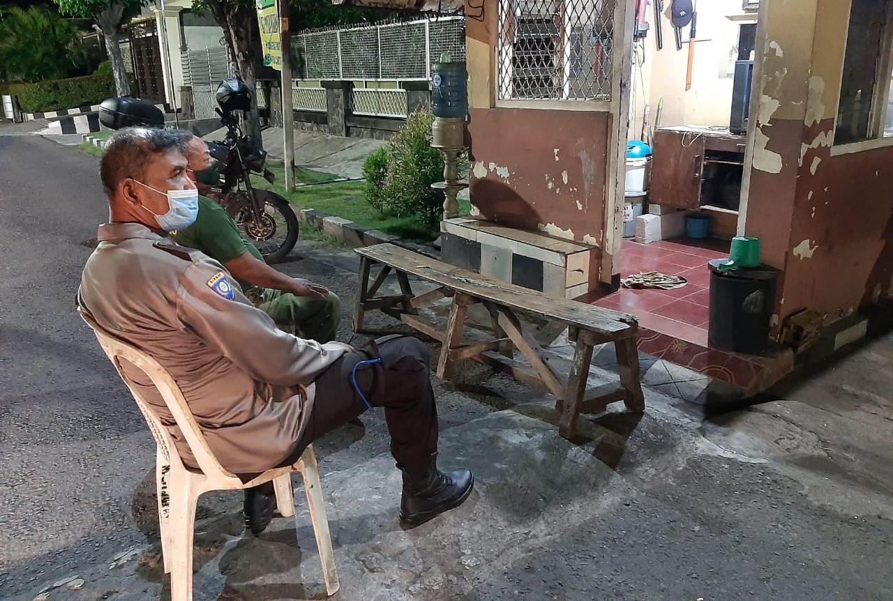 Babinkamtibmas Perak Timur, Sampaikan Pesan Kamtibmas Kepada Petugas Keamanan Pemukiman