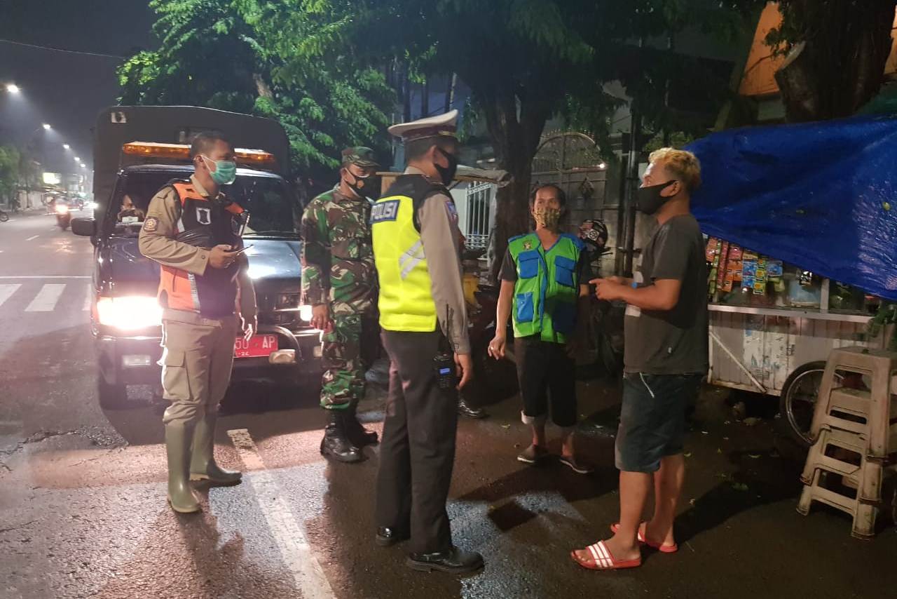 Polsek Pabean Cantikan Lakukan Operasi Jam Malam di Warung-Warung & Penertiban Masker