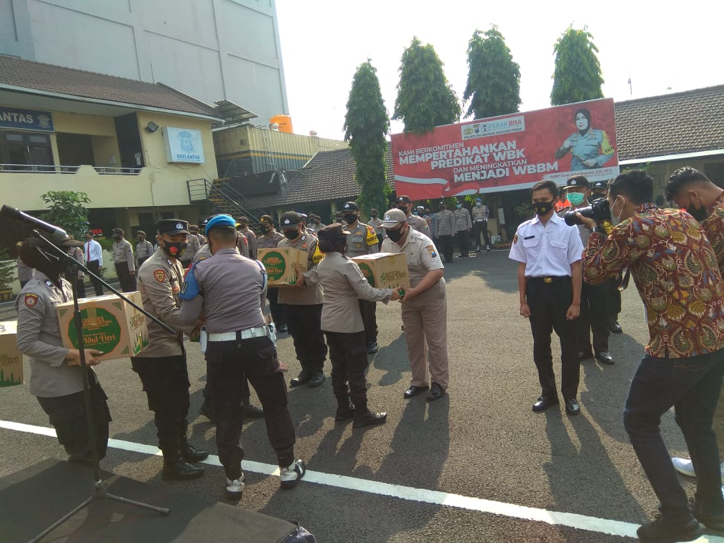 Kapolres Tanjung Perak Pimpin Apel Pagi Diikuti Pembagian Parcel Lebaran Untuk Personil Polri & ASN