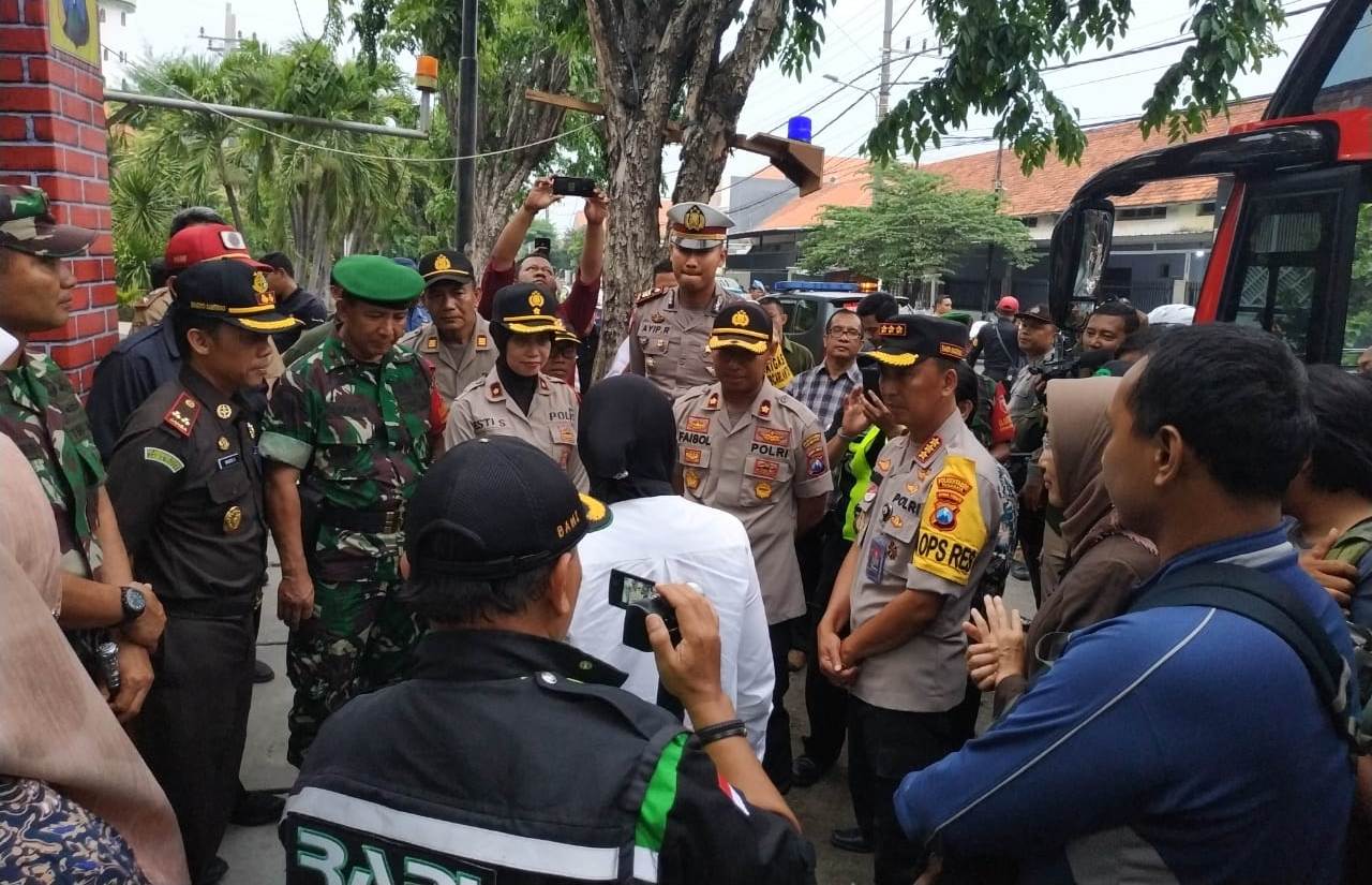 Wakapolres Tanjung Perak Sambut Walikota Surabaya Pantau Kesiapan Personil Pospam