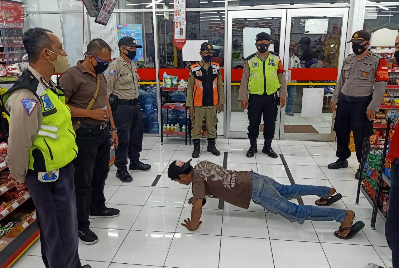 Polsek Krembangan Bersama Instansi Samping Gelar Operasi Penertiban Masker di Keramaian