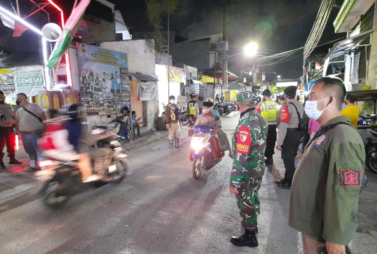 Kapolsek Krembangan Pimpin Operasi Penertiban Masker, Disiplinkan Masyarakat