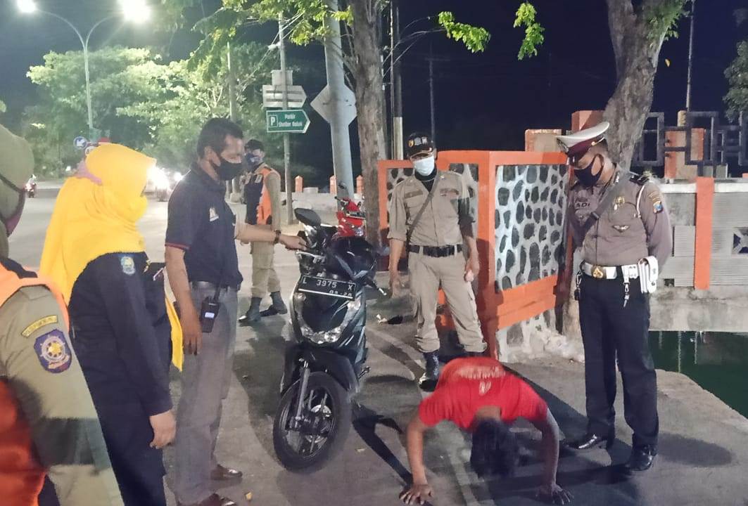 Polsek Kenjeran Bersama Linmas & Satpol PP Laksanakan Operasi Penertiban Masker di Sentra Ikan Bulak