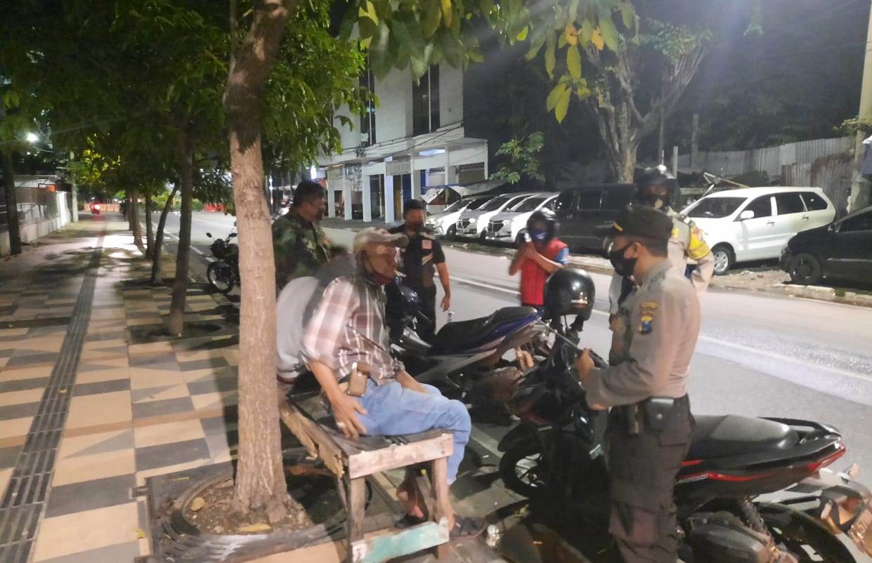 Polsek Pabean Cantikan Lakukan Operasi Penertiban Masker Bersama Koramil & Satpol PPb di Jalan Bunguran
