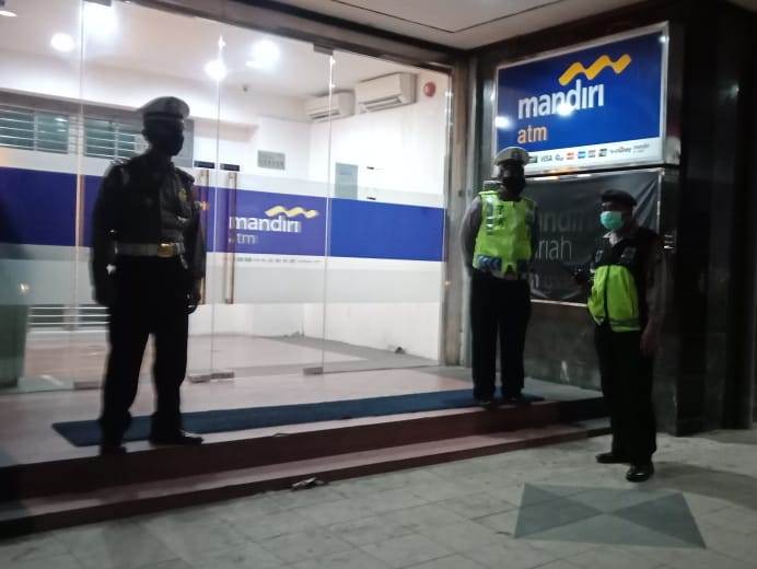 Polsek Pabean Cantikan Gelar Patroli Malam di Kantor Bank, Waspada Kerawanan