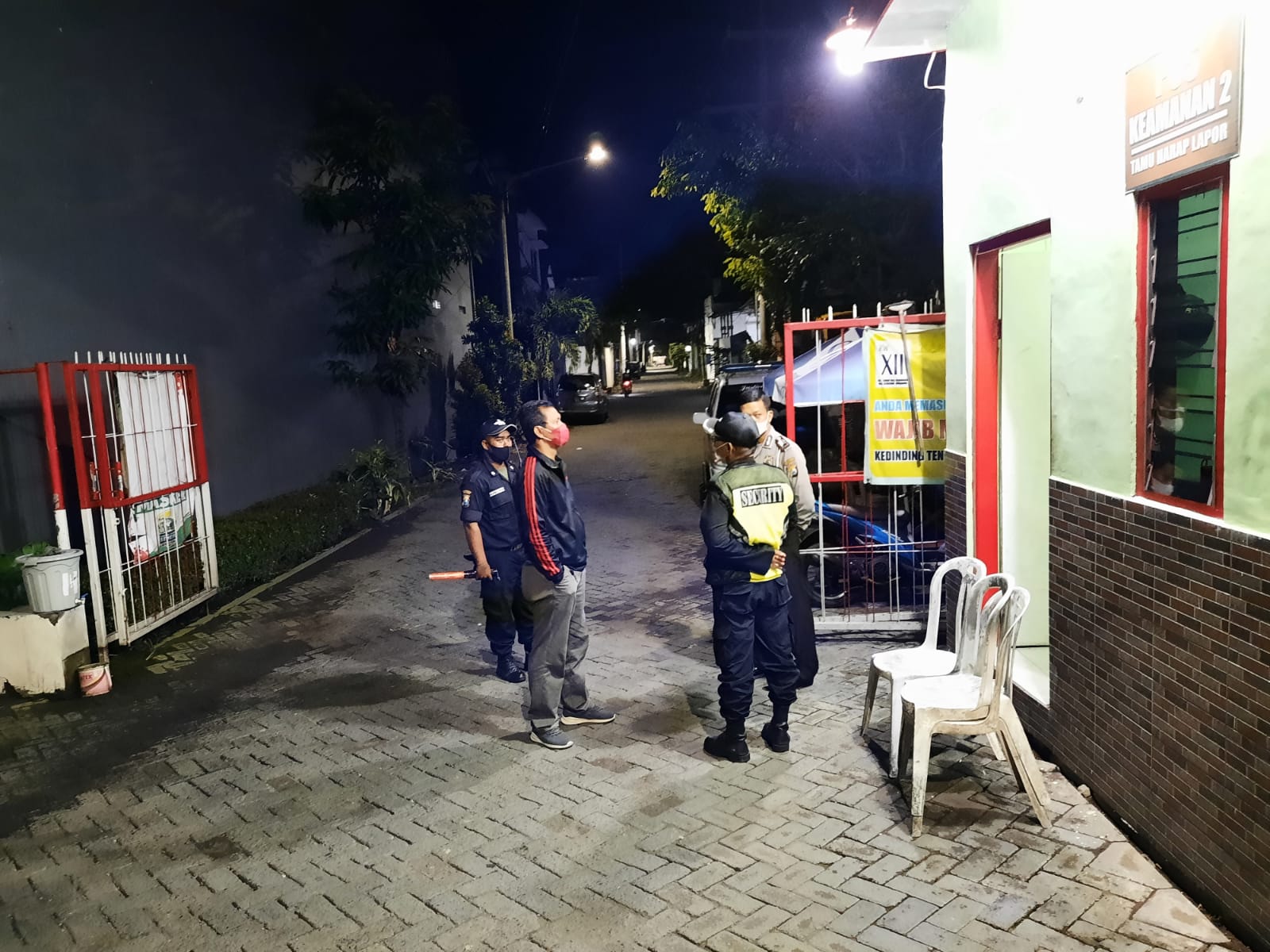 Polsek Kenjeran Gelar Patroli Malam di Pemukiman, Sampaikan Himbauan Waspada Orang Tak Dikenal