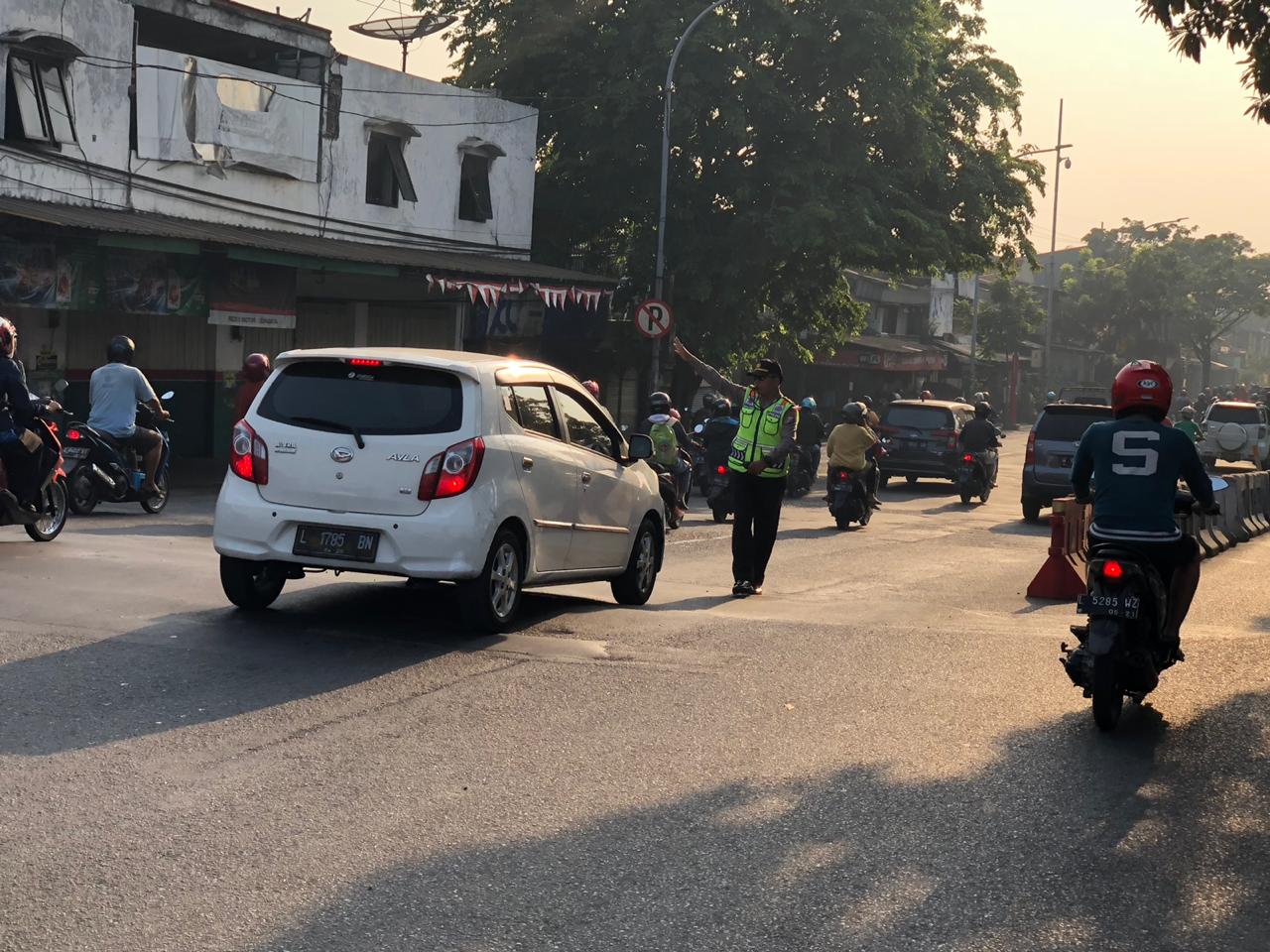 Cegah Kemacetan, Polsek Asemrowo Rutin Laksanakan Pengaturan Pagi