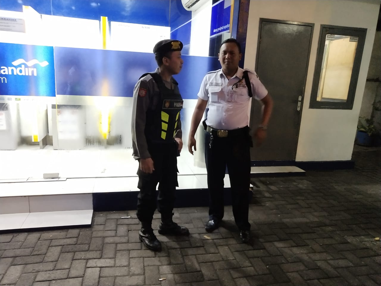 Satsabhara Polres Tanjung Perak Patroli Perbankan di Malam Hari