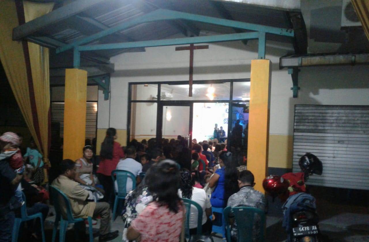 Babinkamtibmas Morokrembangan PAM Kebaktian di Gereja Samaria