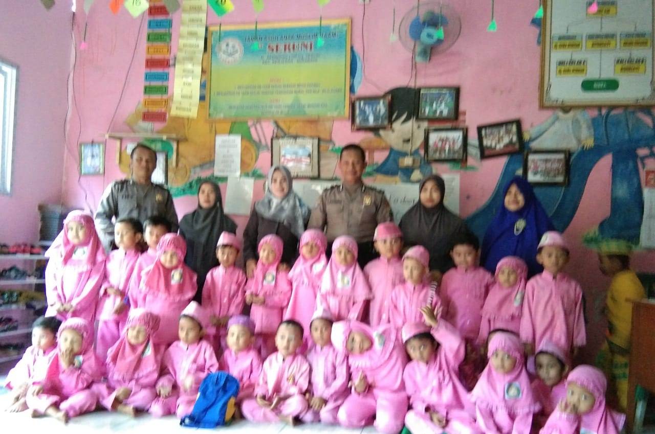 Babinkamtibmas Polsek Kenjeran Sambang Murid-murid TK, Sampaikan Pesan Rajin Belajar