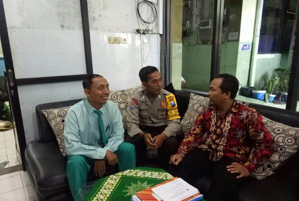Babinkamtibmas Dupak Sambang Sekolah SMP Muhammadiyah XI, Sampaikan Pesan Positif