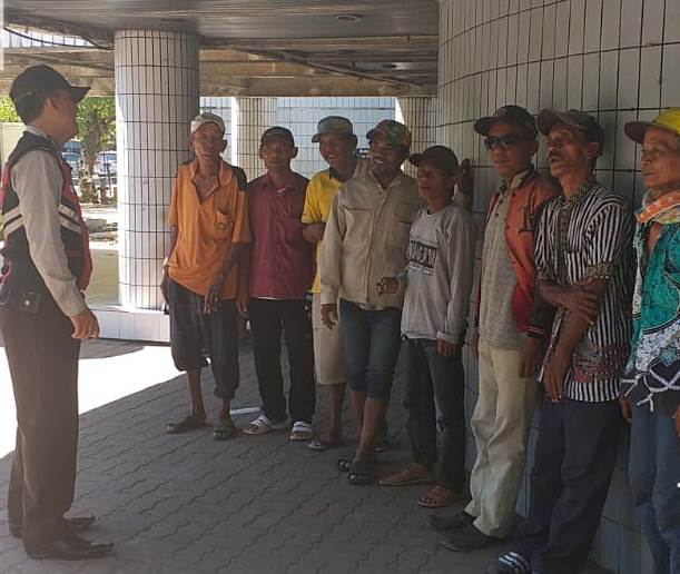 Babinkamtibmas Bongkaran Sampaikan Pesan Waspada 3C Ke Penarik Becak