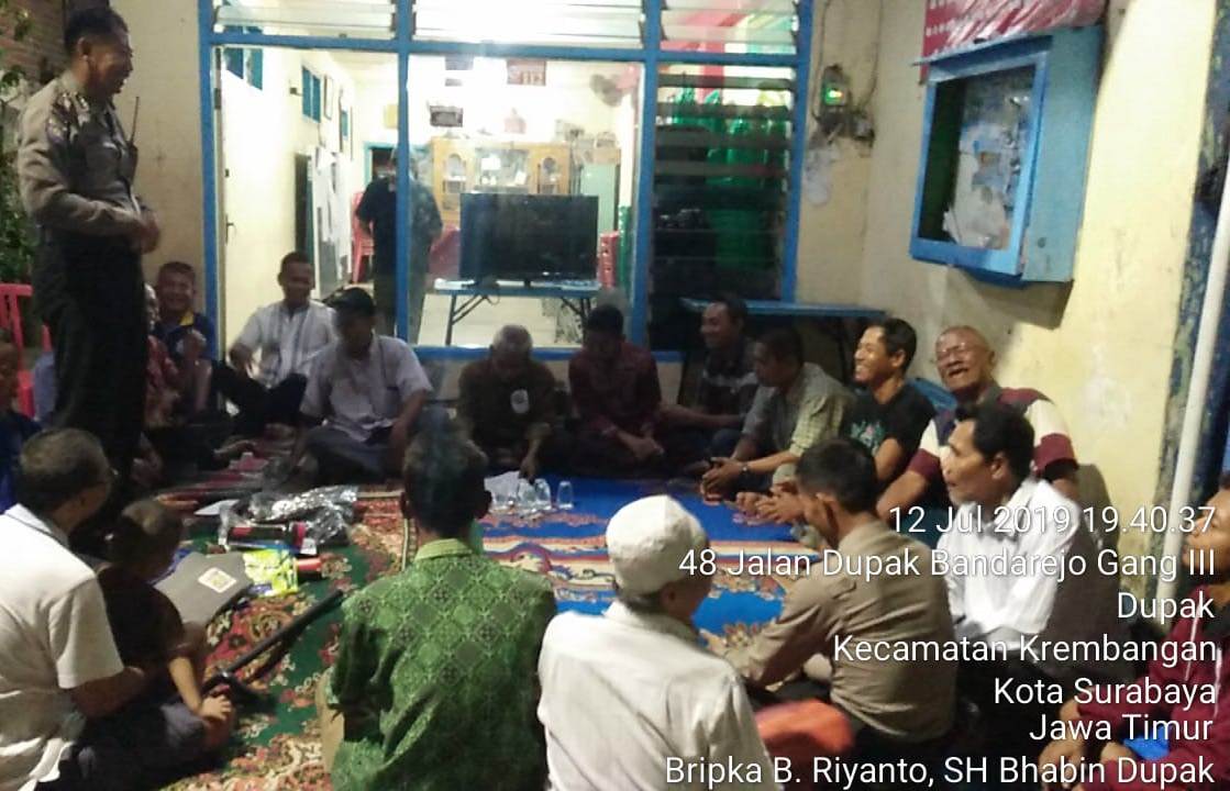 Babinkamtibmas Dupak & Staf Satbinmas Polres Tanjung Perak Berikan Sarana Kontak Untuk Kegiatan Siskamling