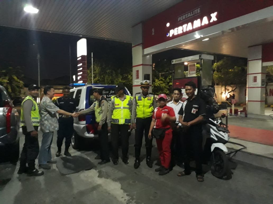 Polsek Asemrowo Gelar Patroli Malam di SPBU, Sampaikan Himbauan Kamtibmas Ke Pekerja