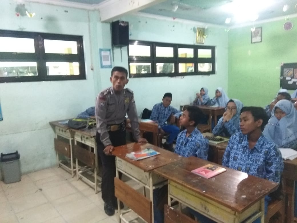Babinkamtibmas Dupak Sampaikan Penyuluhan  Narkoba Ke Pelajar SMP