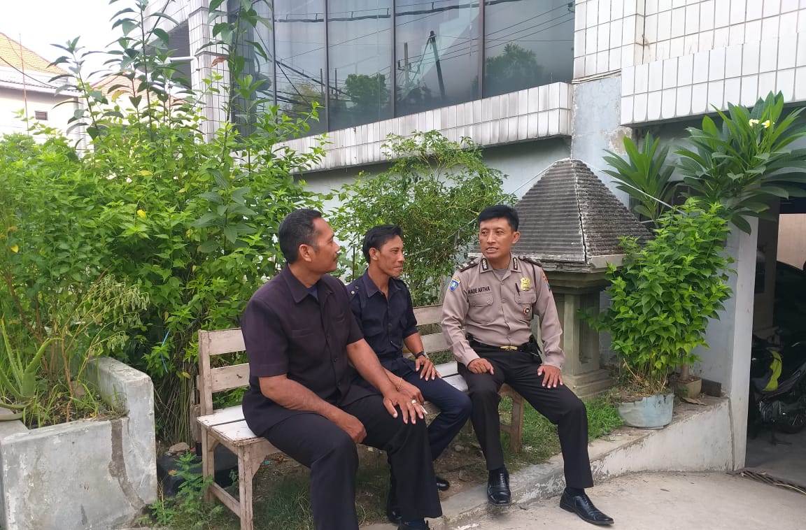 Babinkamtibmas Bongkaran Gelar Patroli di Gereja, Titip Pesan Waspada Orang Tak Dikenal