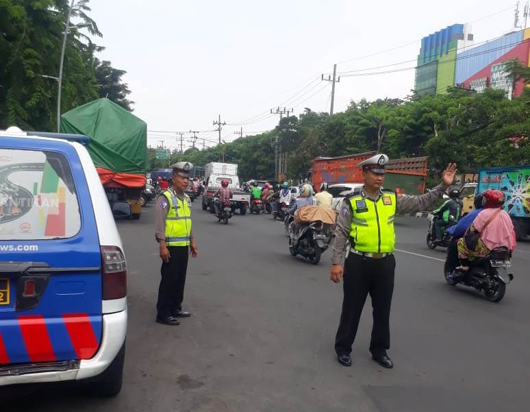 Unit Lantas Polsek Pabean Cantikan Atur Lalu Lintas Pagi, Bantu Keberangkatan Para Pekerja