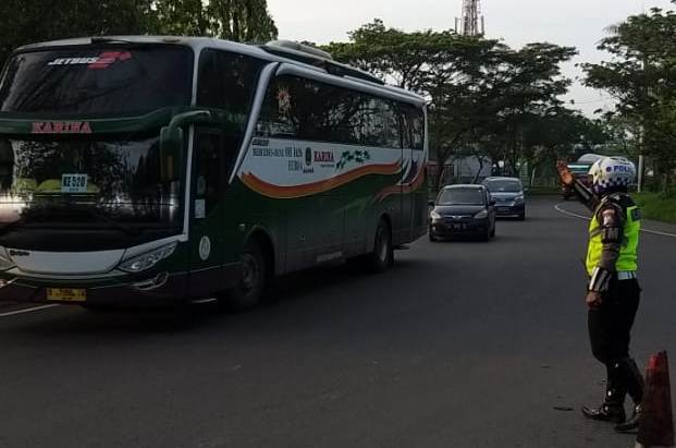 Satlantas Polres Tanjung Perak Berikan Pelayanan Melalui Pengaturan Pagi Hari