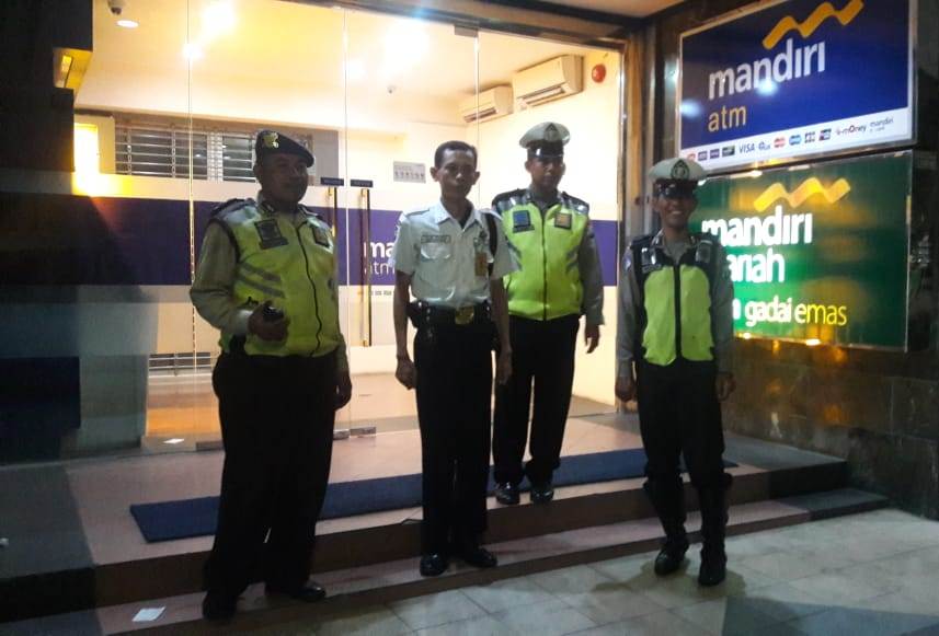 Pantau Keamanan di Kantor Bank, Polsek Pabean Cantikan Rutin Patroli Malam