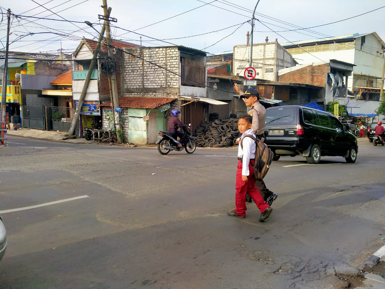 Polsek Asemrowo Laksanakan Pengaturan Pagi Cegah Kemacetan